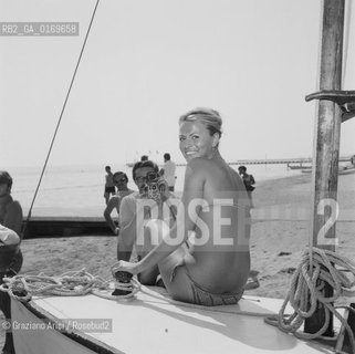 CINEMA / LA STELLINA NERINA BUCCIA IN SPIAGGIA BIKINI / FOTOGRAFI, BARCA A VELA / MOSTRA INTERNAZIONALE DARTE CINEMATOGRAFICA, BIENNALE 1968 - © ARCHIVIO Graziano Arici/Rosebud2 