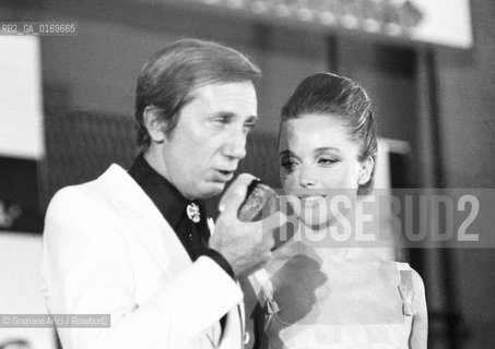 TELEVISIONE SPETTACOLO / IL PRESENTATORE TELEVISIVO MIKE BUONGIORNO CON LA PRESENTATRICE ABA CECCATO / 1969 - © ARCHIVIO Graziano Arici/Rosebud2 