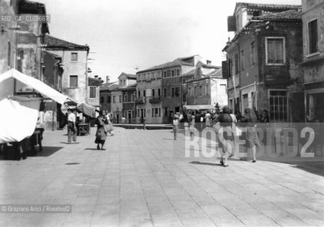 Caption: Localizzazione:.VENEZIA / ISOLA DI BURANO.Oggetto:.Soggetto:.VIA GALUPPI.Cronologia: ..Definizione Culturale:.   Autore: .   Stile: .   Editori/Stampatori:.   Committenza:.Materia e Tecnica:.Collocazione:.Note:..Riproduzione Fotografica:.Graziano Arici/Rosebud2 Copyright:.Graziano Arici/Rosebud2 Data:.ANNI 50.Costo:.A