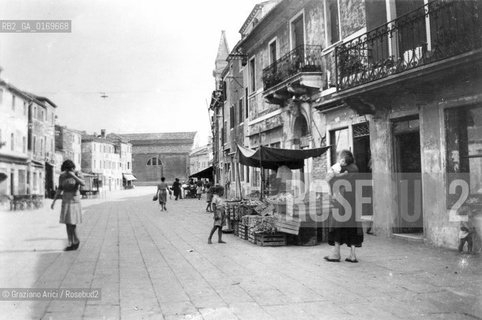 Caption: Localizzazione:.VENEZIA / ISOLA DI BURANO.Oggetto:.Soggetto:.VIA GALUPPI.Cronologia: ..Definizione Culturale:.   Autore: .   Stile: .   Editori/Stampatori:.   Committenza:.Materia e Tecnica:.Collocazione:.Note:..Riproduzione Fotografica:.Graziano Arici/Rosebud2 Copyright:.Graziano Arici/Rosebud2 Data:.ANNI 50.Costo:.A