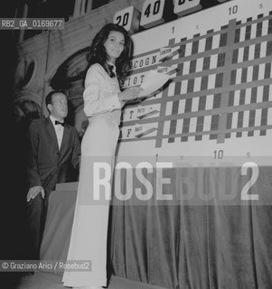 LETTERATURA / PREMIO LETTERARIO IL CAMPIELLO 1971 / LATTRICE FLORINDA BOLKAN, MADRINA DI QUESTA EDIZIONE, AL TABELLONE DEI PUNTEGGI  - © ARCHIVIO Graziano Arici/Rosebud2 