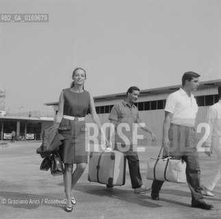 CINEMA / LATTRICE CAPUCINE (FRANCIA) ALLAEROPORTO CON LE VALIGIE / FILM FELLINI SATYRICON / MOSTRA INTERNAZIONALE DARTE CINEMATOGRAFICA, BIENNALE 1969 - © ARCHIVIO Graziano Arici/Rosebud2 