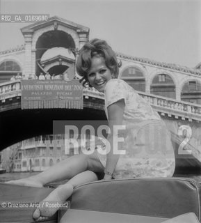 CINEMA / LATTRICE CLAUDIA CARDINALE (ITALIA) A VENEZIA / SEDUTA IN MOTOSCAFO A PIEDI NUDI / PONTE DI RIALTO / 1967 - © ARCHIVIO Graziano Arici/Rosebud2 