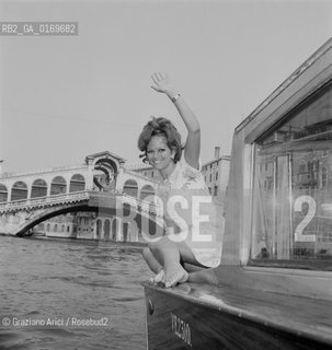 CINEMA / LATTRICE CLAUDIA CARDINALE (ITALIA) A VENEZIA / SEDUTA IN MOTOSCAFO A PIEDI NUDI / MENTRE SALUTA / PONTE DI RIALTO / 1967 - © ARCHIVIO Graziano Arici/Rosebud2 