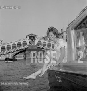CINEMA / LATTRICE CLAUDIA CARDINALE (ITALIA) A VENEZIA / SEDUTA IN MOTOSCAFO A PIEDI NUDI / PONTE DI RIALTO / 1967 - © ARCHIVIO Graziano Arici/Rosebud2 
