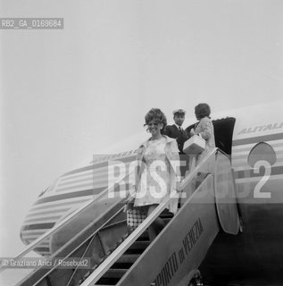 CINEMA / LATTRICE CLAUDIA CARDINALE (ITALIA) MENTRE SCENDE DALLAEREO ALLAEROPORTO DI VENEZIA / 1967 - © ARCHIVIO Graziano Arici/Rosebud2 