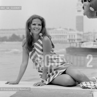 CINEMA / LATTRICE CLAUDIA CARDINALE (ITALIA) A VENEZIA / SDRAIATA PER  TERRA CON VESTITO A RIGHE / 1967 - © ARCHIVIO Graziano Arici/Rosebud2 