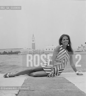 CINEMA / LATTRICE CLAUDIA CARDINALE (ITALIA) A VENEZIA / DISTESA PER TERRA CON VESTITO A RIGHE / 1967 - © ARCHIVIO Graziano Arici/Rosebud2 