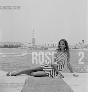 CINEMA / LATTRICE CLAUDIA CARDINALE (ITALIA) A VENEZIA / DISTESA PER TERRA CON VESTITO A RIGHE / 1967 - © ARCHIVIO Graziano Arici/Rosebud2 