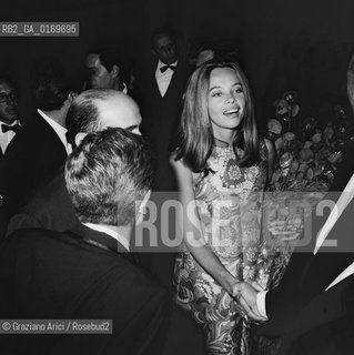 CINEMA / LATTRICE LESLIE CARON CON UN MAZZO DI FIORI / FILM IL PADRE DI FAMIGLIA / MOSTRA INTERNAZIONALE DARTE CINEMATOGRAFICA, BIENNALE 1967 - © ARCHIVIO Graziano Arici/Rosebud2 .