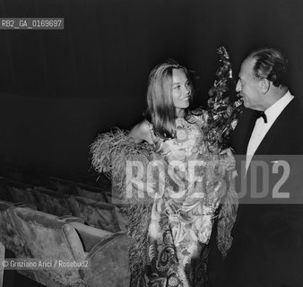 CINEMA / LATTRICE LESLIE CARON (FRANCIA) CON UN MAZZO DI FIORI / FILM IL PADRE DI FAMIGLIA / MOSTRA INTERNAZIONALE DARTE CINEMATOGRAFICA, BIENNALE 1967 - © ARCHIVIO Graziano Arici/Rosebud2 .
