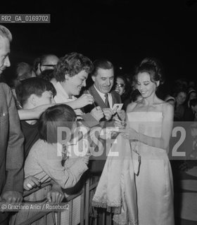 CINEMA / LATTRICE LESLIE CARON MENTRE FIRMA AUTOGRAFI A UN GRUPPO DI FANS / INAUGURAZIONE DEL FESTIVAL / FILM IL PADRE DI FAMIGLIA / MOSTRA INTERNAZIONALE DARTE CINEMATOGRAFICA, BIENNALE 1967 - © ARCHIVIO Graziano Arici/Rosebud2 