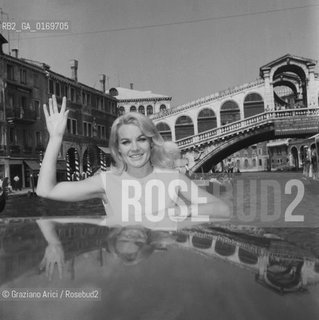 CINEMA / LATTRICE CARROLL BAKER (USA) A VENEZIA / MENTRE SALUTA DAL MOTOSCAFO / PONTE DI RIALTO /1966 - © ARCHIVIO Graziano Arici/Rosebud2 