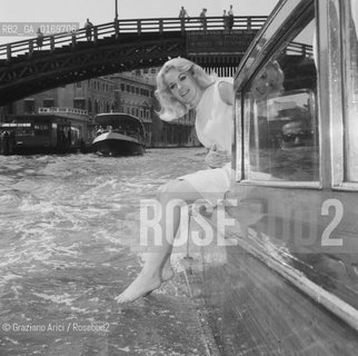 CINEMA / LATTRICE CARROLL BAKER (USA) A VENEZIA / IN MOTOSCAFO / PONTE DELLACCADEMIA /1966 - © ARCHIVIO Graziano Arici/Rosebud2 