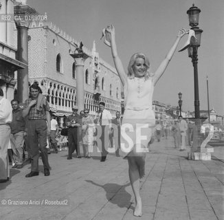 CINEMA / LATTRICE CARROLL BAKER (USA) A VENEZIA / MENTRE BALLA A PIEDI NUDI CON LE SCARPE IN MANO / PALAZZO DUCALE /1966 - © ARCHIVIO Graziano Arici/Rosebud2 