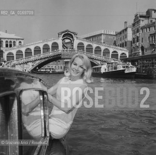 CINEMA / LATTRICE CARROLL BAKER (USA) A VENEZIA / IN MOTOSCAFO / PONTE DI RIALTO /1966 - © ARCHIVIO Graziano Arici/Rosebud2 