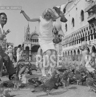 CINEMA / LATTRICE CARROLL BAKER (USA) A VENEZIA TRA I PICCIONI / PALAZZO DUCALE /1966 - © ARCHIVIO Graziano Arici/Rosebud2 