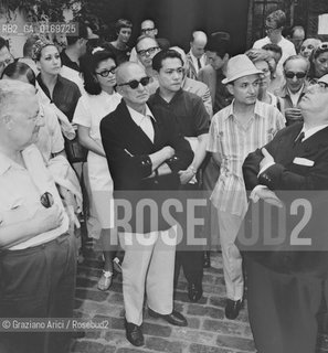 CINEMA / IL DIRETTORE DELLA MOSTRA LUIGI CHIARINI (ITALIA) ATTORNIATO DA GIORNALISTI E DA CURIOSI DURANTE UNINTERVISTA / CON OCCHIALI NERI / MOSTRA INTERNAZIONALE DARTE CINEMATOGRAFICA, BIENNALE 1967 - © ARCHIVIO Graziano Arici/Rosebud2 .
