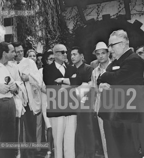 CINEMA / IL DIRETTORE DELLA MOSTRA LUIGI CHIARINI (ITALIA) ATTORNIATO DA GIORNALISTI E DA CURIOSI DURANTE UNINTERVISTA / CON OCCHIALI NERI / MOSTRA INTERNAZIONALE DARTE CINEMATOGRAFICA, BIENNALE 1967 - © ARCHIVIO Graziano Arici/Rosebud2 .