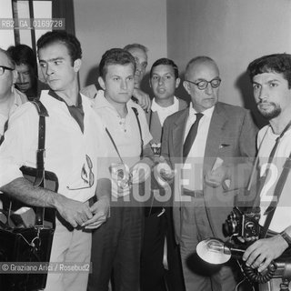 CINEMA / IL DIRETTORE DELLA MOSTRA LUIGI CHIARINI (ITALIA) CON I FOTOGRAFI DOPO LA CONCESSIONE SPECIALE PER IL FILM SVEDESE NATTLEK (I GIOCHI DI NOTTE) / MOSTRA INTERNAZIONALE DARTE CINEMATOGRAFICA, BIENNALE 1966 - © ARCHIVIO Graziano Arici/Rosebud2 