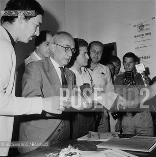 CINEMA / IL DIRETTORE DELLA MOSTRA LUIGI CHIARINI (ITALIA) CON I FOTOGRAFI DOPO LA CONCESSIONE SPECIALE PER IL FILM SVEDESE NATTLEK (I GIOCHI DI NOTTE) / MOSTRA INTERNAZIONALE DARTE CINEMATOGRAFICA, BIENNALE 1966 - © ARCHIVIO Graziano Arici/Rosebud2 