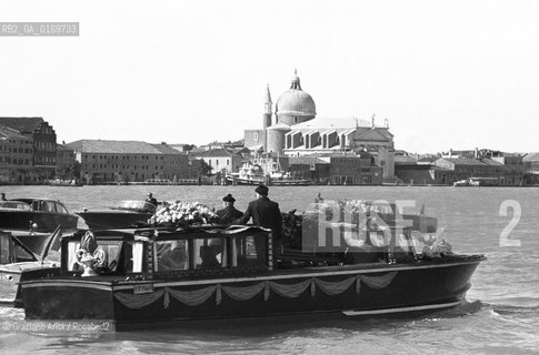 ECONOMIA FINANAZA / IL FUNERALE DELLECONOMISTA CONTE VITTORIO CINI / BARCA CON LA BARA, CORONE DI FIORI  / 1977 - © ARCHIVIO Graziano Arici/Rosebud2 