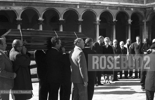 ECONOMIA FINANZIA / IL FUNERALE DELLECONOMISTA CONTE VITTORIO CINI / MENTRE PORTANO LA BARA / 1977 - © ARCHIVIO Graziano Arici/Rosebud2 
