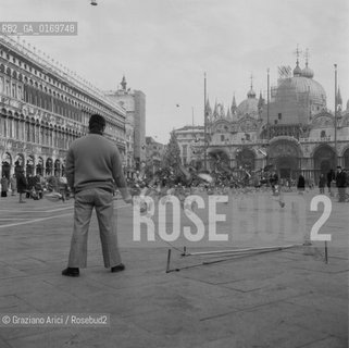 VENEZIA / S.MARCO / CATTURA DEI PICCIONI IN PIAZZA SAN MARCO / COLOMBI / ANNI 70 - © ARCHIVIO Graziano Arici/Rosebud2 