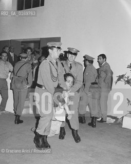 CINEMA PROTESTA SINISTRA / CONTESTAZIONE ALLA MOSTRA / RAGAZZO PORTATO VIA DALLA POLIZIA DURANTE GLI SCONTRI TRA ALBERGATORI E COMMERCIANTI DEL LIDO E DIMOSTRANTI / MOSTRA INTERNAZIONALE DARTE CINEMATOGRAFICA, BIENNALE 1968 - © ARCHIVIO Graziano Arici/Rosebud2 .