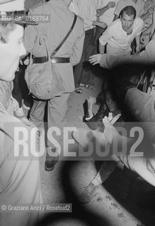 CINEMA PROTESTA SINISTRA / CONTESTAZIONE ALLA MOSTRA / INTERVENTO DELLA POLIZIA DURANTE GLI SCONTRI TRA ALBERGATORI E COMMERCIANTI DEL LIDO E DIMOSTRANTI / MOSTRA INTERNAZIONALE DARTE CINEMATOGRAFICA, BIENNALE 1968 - © ARCHIVIO Graziano Arici/Rosebud2 .