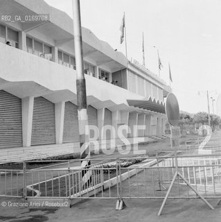 CINEMA SINISTRA / CONTESTAZIONE ALLA MOSTRA / PALAZZO DEL CINEMA CHIUSO, SERRANDE, TRANSENNE / MOSTRA INTERNAZIONALE DARTE CINEMATOGRAFICA, BIENNALE 1968 - © ARCHIVIO Graziano Arici/Rosebud2 .
