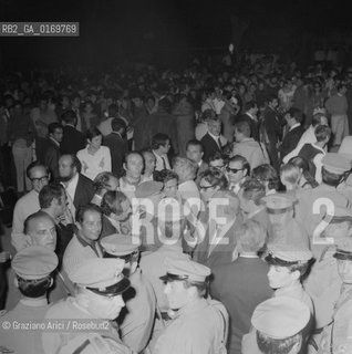 CINEMA SINISTRA / CONTESTAZIONE ALLA MOSTRA / MANIFESTAZIONE, POLIZIA / NELLA FOLLA SI DISTINGUONO I REGISTI UGO GREGORETTI, CITTO MASELLI, GILLO PONTECORVO, TINTO BRASS, CESARE ZAVATTINI E PIERPAOLO PASOLINI / MOSTRA INTERNAZIONALE DARTE CINEMATOGRAFICA, BIENNALE 1968 - © ARCHIVIO Graziano Arici/Rosebud2 .