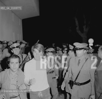 CINEMA CONTESTAZIONE PROTESTA SINISTRA / SCONTRI TRA ALBERGATORI E COMMERCIANTI DEL LIDO E DIMOSTRANTI DAVANTI AL PALAZZO DEL CINEMA/ INTERVENTO DELLA POLIZIA, ARMI, FUCILE / MOSTRA INTERNAZIONALE DARTE CINEMATOGRAFICA, BIENNALE 1968 - © ARCHIVIO Graziano Arici/Rosebud2 