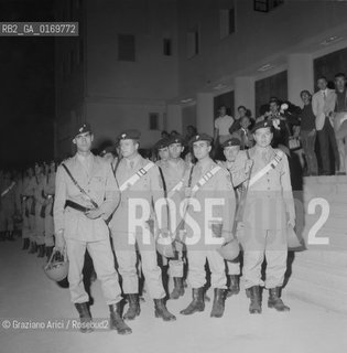 CINEMA PROTESTA SINISTRA / CONTESTAZIONE ALLA MOSTRA / SCHIERAMENTO DELLA CELERE, ARMI / CELERINI CON CASCHI, FUCILI E PISTOLE / MOSTRA INTERNAZIONALE DARTE CINEMATOGRAFICA, BIENNALE 1968 - © ARCHIVIO Graziano Arici/Rosebud2 .