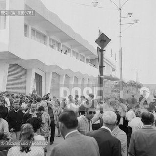 CINEMA / CONTESTAZIONE ALLA MOSTRA, SINISTRA / FOLLA DAVNTI AL PALAZZO DEL CINEMA / MOSTRA INTERNAZIONALE DARTE CINEMATOGRAFICA, BIENNALE 1968 - © ARCHIVIO Graziano Arici/Rosebud2 