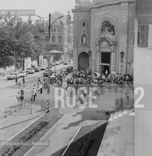 CINEMA / CONTESTAZIONE ALLA MOSTRA, SINISTRA / GENTE DI FRONTE AL LIONS BAR, SULLO SFONDO LHOTEL EXCELSIOR / MOSTRA INTERNAZIONALE DARTE CINEMATOGRAFICA, BIENNALE 1968 - © ARCHIVIO Graziano Arici/Rosebud2 