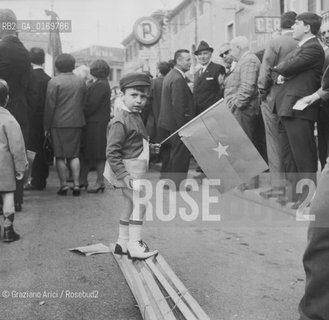 POLITICA CONTESTAZIONE PROTESTA MOVIMENTI SINISTRA 68 / MANIFESTAZIONE CORTEO CONTRO GLI USA E LA GUERRA DEL VIETNAM A MESTRE / BAMBINO CON IN MANO LA BANDIERA, DIMOSTRANTI /1967 - © ARCHIVIO Graziano Arici/Rosebud2 .