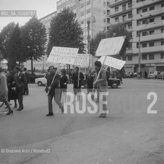 POLITICA CONTESTAZIONE PROTESTA MOVIMENTI SINISTRA 68 / MANIFESTAZIONE CORTEO CONTRO GLI USA E LA GUERRA DEL VIETNAM A MESTRE / DIMOSTRANTI CON CARTELLI, SCRITTE /1967 - © ARCHIVIO Graziano Arici/Rosebud2 .