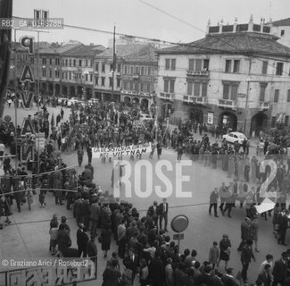 POLITICA CONTESTAZIONE PROTESTA MOVIMENTI SINISTRA 68 / MANIFESTAZIONE CORTEO CONTRO GLI USA E LA GUERRA DEL VIETNAM / IN PIAZZA FERRETTO A MESTRE / DIMOSTRANTI, STRISCIONE / 1967 - © ARCHIVIO Graziano Arici/Rosebud2 .