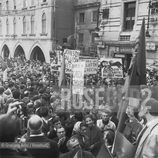 POLITICA CONTESTAZIONE PROTESTA MOVIMENTI SINISTRA 68 / MANIFESTAZIONE CORTEO CONTRO GLI USA E LA GUERRA DEL VIETNAM / IN PIAZZA FERRETTO A MESTRE / DIMOSTRANTI CON CARTELLI / 1967 - © ARCHIVIO Graziano Arici/Rosebud2 .