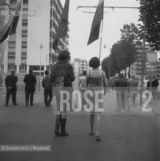 POLITICA CONTESTAZIONE PROTESTA MOVIMENTI SINISTRA 68 / MANIFESTAZIONE CORTEO CONTRO GLI USA E LA GUERRA DEL VIETNAM A MESTRE / DIMOSTRANTI CON BANDIERE E CARTELLI / 1967 - © ARCHIVIO Graziano Arici/Rosebud2 .
