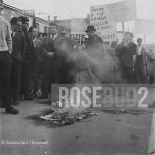 POLITICA CONTESTAZIONE PROTESTA MOVIMENTI SINISTRA 68 / MANIFESTAZIONE CORTEO CONTRO GLI USA E LA GUERRA DEL VIETNAM A MESTRE / DIMOSTRANTI CON CARTELLI BRUCIANO LA BANDIERA AMERICANA / 1967 - © ARCHIVIO Graziano Arici/Rosebud2 .
