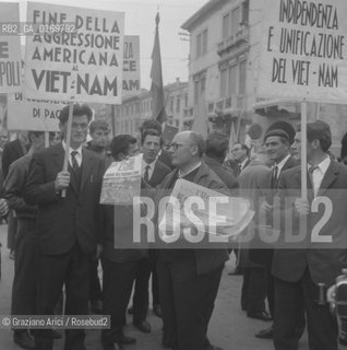 POLITICA CONTESTAZIONE PROTESTA MOVIMENTI SINISTRA 68 / MANIFESTAZIONE CORTEO CONTRO GLI USA E LA GUERRA DEL VIETNAM / IN PIAZZA FERRETTO A MESTRE / DIMOSTRANTI CON CARTELLI, LUNITA PCI / 1967 - © ARCHIVIO Graziano Arici/Rosebud2 .