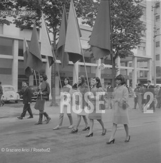 POLITICA CONTESTAZIONE PROTESTA MOVIMENTI SINISTRA 68 / MANIFESTAZIONE CORTEO CONTRO GLI USA E LA GUERRA DEL VIETNAM A MESTRE / DONNE DIMOSTRANTI CON BANDIERE / 1967 - © ARCHIVIO Graziano Arici/Rosebud2 .