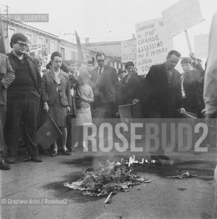 POLITICA CONTESTAZIONE PROTESTA MOVIMENTI SINISTRA 68 / MANIFESTAZIONE CORTEO CONTRO GLI USA E LA GUERRA DEL VIETNAM A MESTRE / DIMOSTRANTI CON CARTELLI BRUCIANO LA BANDIERA AMERICANA / 1967 - © ARCHIVIO Graziano Arici/Rosebud2 .