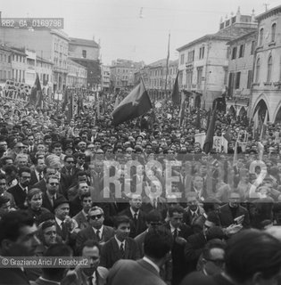 POLITICA CONTESTAZIONE PROTESTA MOVIMENTI SINISTRA 68 / MANIFESTAZIONE CORTEO CONTRO GLI USA E LA GUERRA DEL VIETNAM / IN PIAZZA FERRETTO A MESTRE / DIMOSTRANTI CON CARTELLI E BANDIERE / 1967 - © ARCHIVIO Graziano Arici/Rosebud2 .