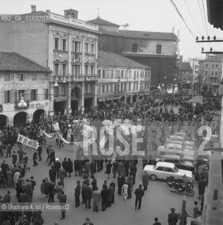 POLITICA CONTESTAZIONE PROTESTA MOVIMENTI SINISTRA 68 / MANIFESTAZIONE CORTEO CONTRO GLI USA E LA GUERRA DEL VIETNAM A MESTRE / DIMOSTRANTI CON CARTELLI, STRISCIONI E BANDIERE / 1967 - © ARCHIVIO Graziano Arici/Rosebud2 .