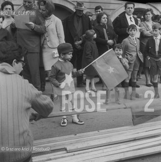 POLITICA CONTESTAZIONE PROTESTA MOVIMENTI SINISTRA 68 / MANIFESTAZIONE CORTEO CONTRO GLI USA E LA GUERRA DEL VIETNAM A MESTRE / BAMBINO CON IN MANO LA BANDIERA CON LA STELLA, DIMOSTRANTI /1967 - © ARCHIVIO Graziano Arici/Rosebud2 .