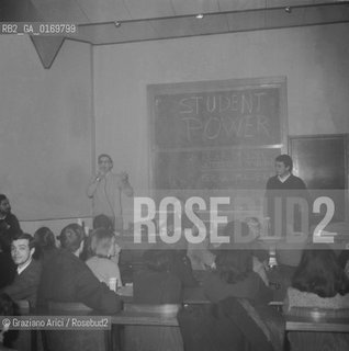 POLITICA CONTESTAZIONE PROTESTA MOVIMENTI SINISTRA 68 / STUDENT POWER, OCCUPAZIONE DELLUNIVERSITA DI CA FOSCARI / AULA OCCUPATA, ASSEMBLEA DEGLI STUDENTI / LAVAGNA / 1967 - © ARCHIVIO Graziano Arici/Rosebud2 .