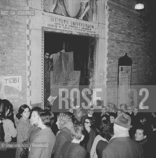 POLITICA CONTESTAZIONE PROTESTA MOVIMENTI SINISTRA 68 / STUDENT POWER, OCCUPAZIONE DELLUNIVERSITA DI CA FOSCARI / PORTONE CON STRISCIONI, CARTELLI, SCRITTE, STUDENTI / 1967 - © ARCHIVIO Graziano Arici/Rosebud2 .